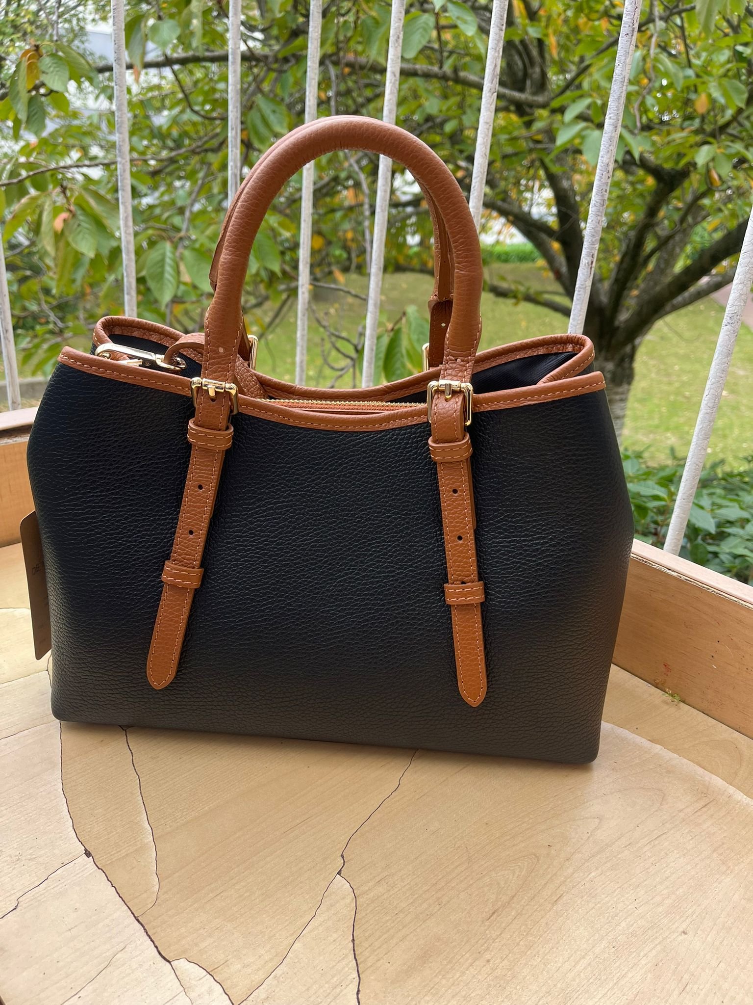 Sac à main avec bandoulière en cuir vachette fabriqué en Italie de